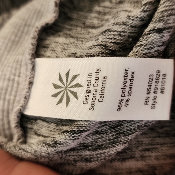 Athletica zipper hoodie with thumb holes and side pockets - Picture 3 of 8